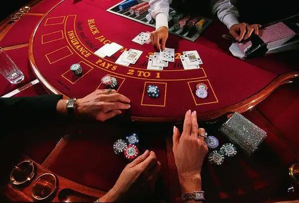 Live Baccarat ကစားစားပွဲ ကတ်ဖြန့်ဒီလာဘ်မြင်ကွင်း HD streaming